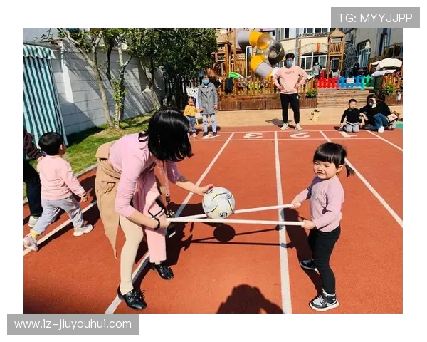 熊二躲在树后偷看伙伴们激战激斗足球场面的爆笑搞怪瞬间趣味时刻